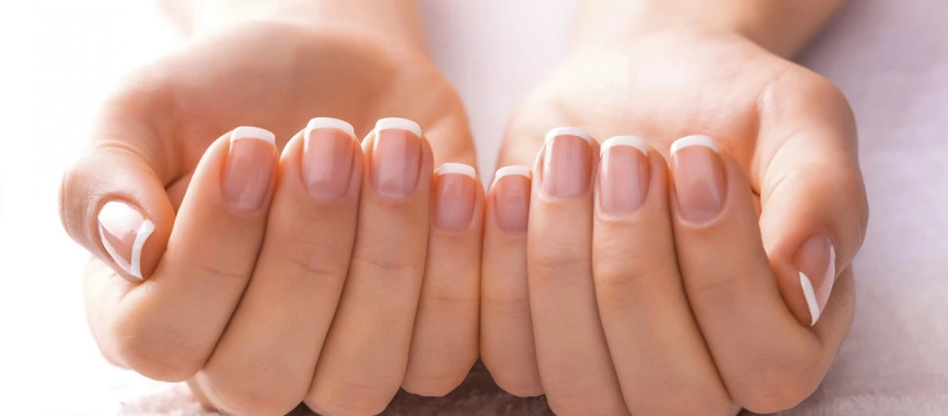 Λευκονυχία: Γιατί έχετε λευκά σημάδια στα νύχια σας